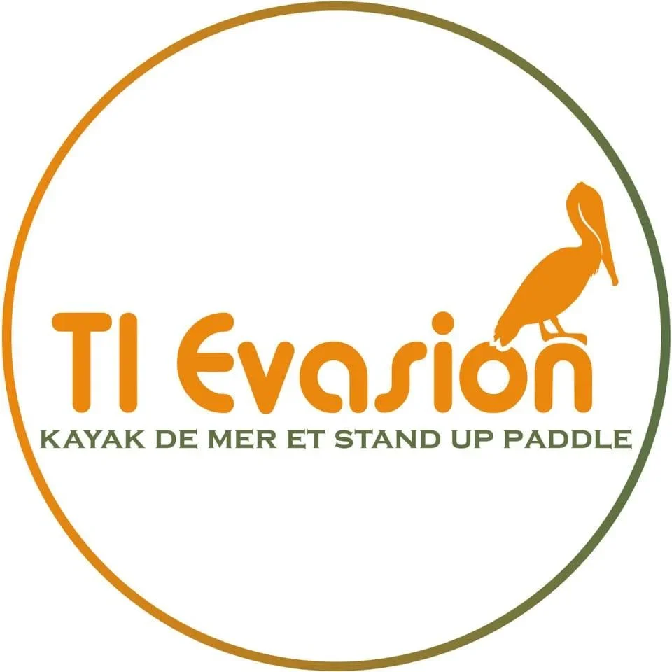 L'image montre le logo de TI Evasion, une entreprise spécialisée dans les activités nautiques telles que le kayak de mer et le stand up paddle. Le logo est circulaire, avec un texte orange vif, accompagné de l'image d'un oiseau, probablement un pélican, qui est un symbole fréquent des régions côtières tropicales. Le choix de couleurs, entre le vert et l'orange, évoque la nature, le soleil et la mer, rappelant l'atmosphère relaxante et l'évasion en plein air.